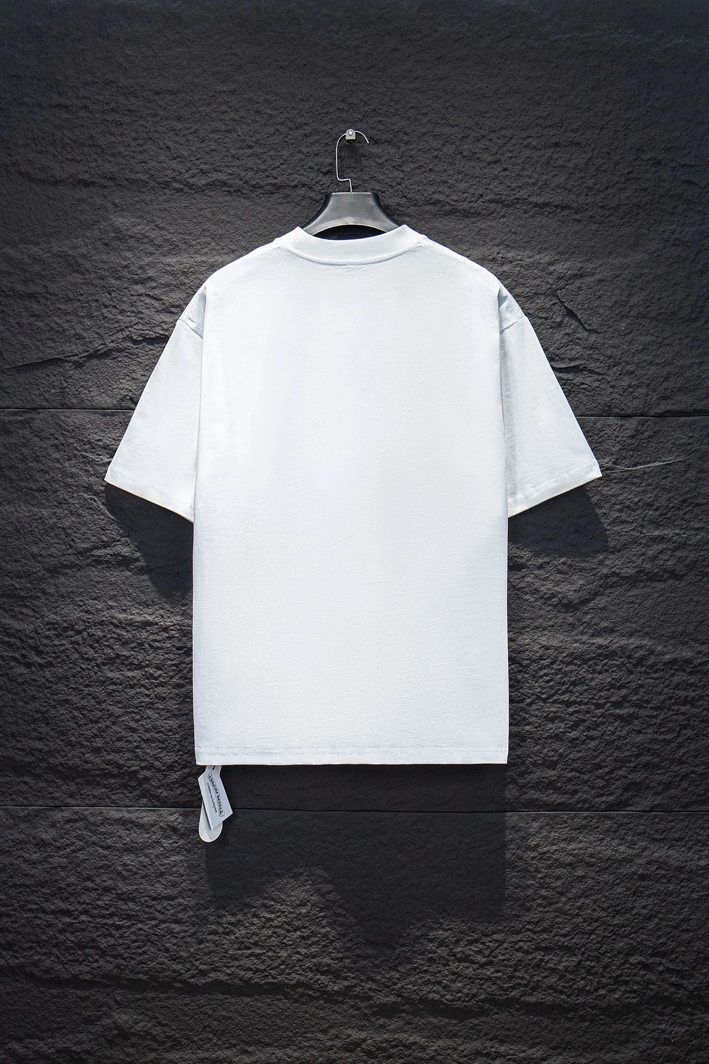 🅿️200 Style No.: 7252# Chrome hearts washed sandblasted rhinestone short sleeves • 25ss ⚠YB custom-woven and dyed fabric, color rhinestones, pattern The fabric is woven by imported machines, the uniqueness of the cloth texture creates a perfect garment effect. The fabric is made of 260g net cloth with 320g 1*1 rib, 4-color environmentally friendly dyed fabric, and the threads are in the same cylinder with no color difference.  Garment dyeing, garment washing and snow-frying process, and partial sandblasting to make it look old and white. Hat, collar, pockets, cuffs, front and rear threads, the details are clearly visible. Double yarn combed pure cotton high-end dust-free fabric, 32-pin high-end textile thread 70D ultra-fine elastic stitching, nearly invisible threading, close-fitting and comfortable. The white gray fabric is dyed, washed and sanded to make it old, showing the grayish blue light effect of the original black. Thousands of Austrian rhinestones are specially ordered to have the bling of natural crystals under the light. Bling effect, multi-section reflective points, extremely high production cost, laser molding includes computer engraving machine and laser machine It is accurate in granules. Finally, it is ironed at high temperature to finalize the shape. After ironing, you need to repeatedly test the firmness on the ironing pattern. It can show colorful reflections under the light. The collar webbing extends to the shoulder for reinforcement, and the stitches are knocked down at the connection. The hem and The cuffs are all made of 0.2mm needle-pitch double-thread turning. They are carefully produced at high cost. The weight of the entire garment reaches more than 1 kilogram. The attitude of making goods with a magnifying glass restores the quality and effect of the product. A full set of customized accessories only presents every detail to customers. The body of the garment is made of hardware and rhinestones, which greatly increases the interest of the garment and creates a unique visual effect. The special washing effect creates a unique aged effect.  The Paris short-sleeve must be the first short-sleeved piece in spring and summer that blurs the boundaries of unisex style. It has a classic dropped shoulder, oversize version, and a loose and casual upper body.  Color: Washed Black White Size: S M L XL